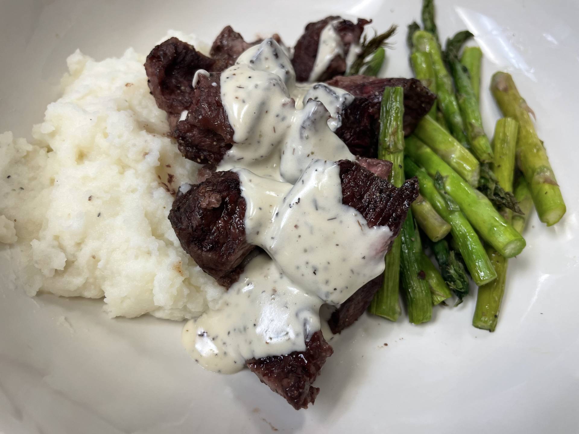 Beef Tips au Poivre on Mashed Potatoes with Steamed Green Beans